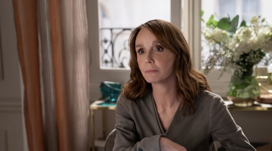 Philippine Leroy-Beaulieu (Sylvie) in una scena di “Emily In Paris 4”. in Emily in Paris. Credits: Stephanie Branchu/ Netflix © 2024.