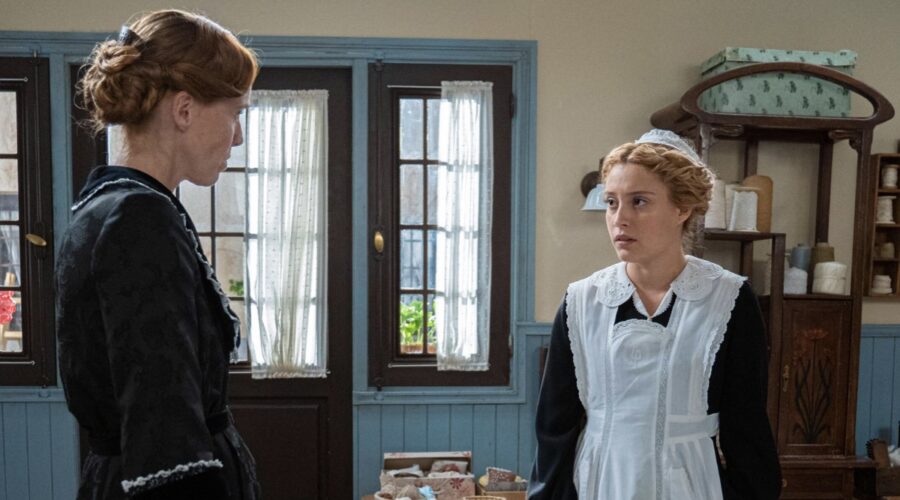 Da sinistra: Maria Castro (Pia Adarre) e Ana Garces (Jana Exposito) in una scena de “La Promessa“. Credits: Bambú Producciones/RTVE/RTI Mediaset.