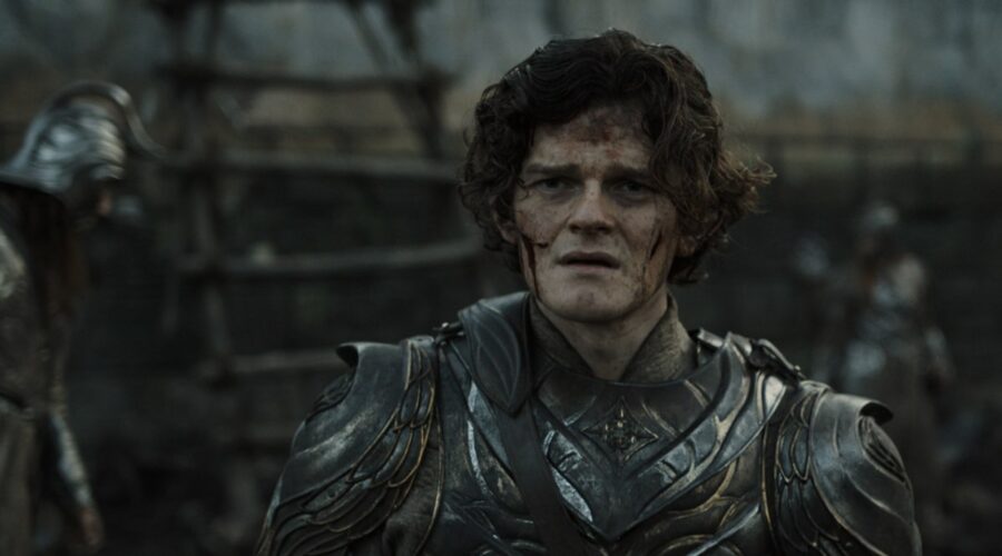 Robert Aramayo (Elrond) in una scena del trailer de “Il Signore degli Anelli: Gli Anelli del Potere 2”. Credits: Prime Video.