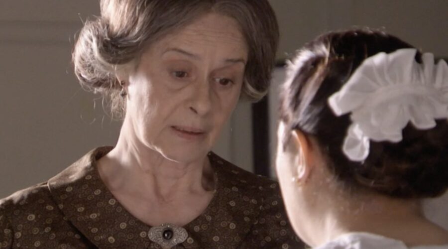 Da sinistra: Rosalía Manzano (Vicky Peña) e Nuncy Valcárcel (María de las Mercedes “Merceditas” Oviedo) in una scena della puntata 200 di “Sei Sorelle”. Credits: Rai.
