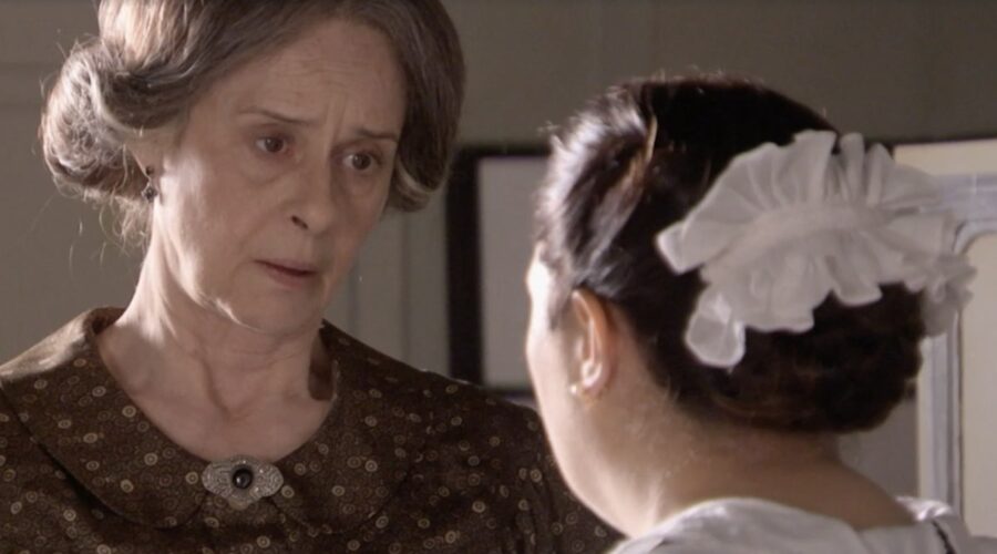 Da sinistra: Rosalía Manzano (Vicky Peña) e Nuncy Valcárcel (María de las Mercedes “Merceditas” Oviedo) in una scena della puntata 200 di “Sei Sorelle”. Credits: Rai.