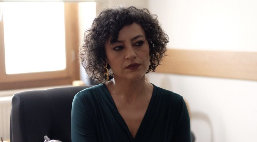 Nergis Öztürk (Seda Gökmen) in una scena di “Segreti di Famiglia”. Credits: RTI Mediaset.
