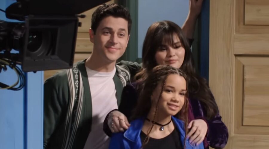 Selena Gomez, David Henrie E Janice Leann Brown In Una Foto Dal Set Di I Maghi Di Waverly Revival Credits Disney Channel