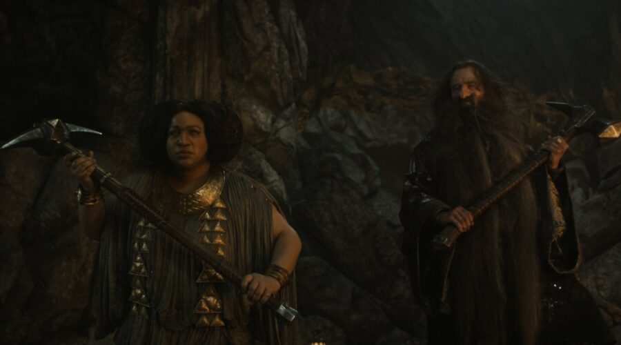 Da sinistra: Sophia Nomvete (Disa) e Owain Arthur (Durin IV) in una scena del trailer de “Il Signore degli Anelli: Gli Anelli del Potere 2”. Credits: Prime Video.
