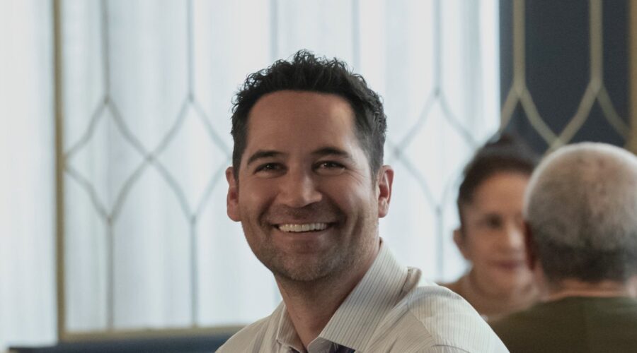 The Lincoln Lawyer. Manuel Garcia-rulfo As Mickey Haller In Episode 303 Of The Lincoln Lawyer. Cr. Lara Solanki Netflix © 2024