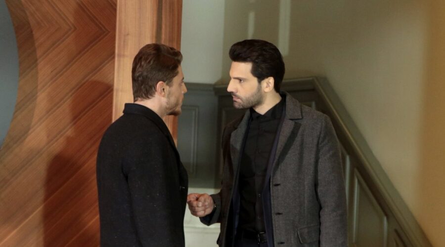 Da sinistra: Ali Burak Ceylan (Tufan Kaner) e Kaan Urgancioglu (Emir Kozcuoglu) in una scena di “Endless Love”. Credits: RTI Mediaset.