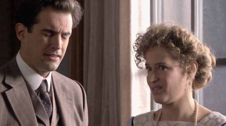 Da sinistra: Álex Adrover (Salvador Montaner) e Marta Larralde (Diana Silva Torrealba) in una scena della puntata 200 di ”Sei Sorelle”. Credits: Rai.