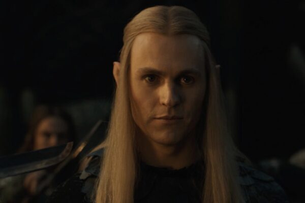 Charlie Vickers (Sauron) in una scena de “Il Signore degli Anelli: Gli Anelli del Potere 2”. Credits: Prime Video.