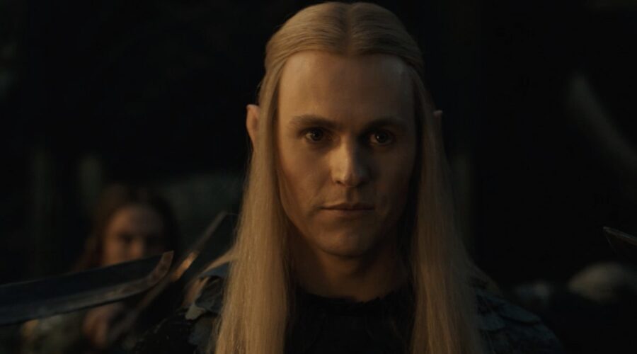 Charlie Vickers (Sauron) in una scena de “Il Signore degli Anelli: Gli Anelli del Potere 2”. Credits: Prime Video.