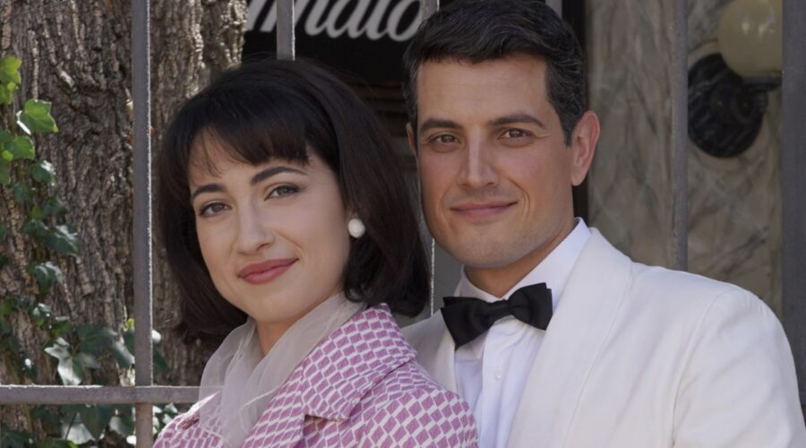 Da sinistra: Clara Danese (Elvira Gallo) e Emanuel Caserio (Salvatore Amato) in un posato per “Il Paradiso Delle Signore 9”. Credits: Rai.