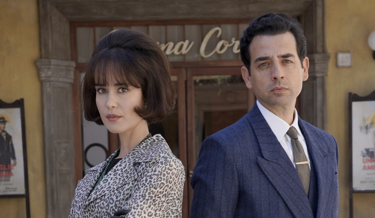 Da sinistra: Marta Mazzi (Giulia Furlan) e Luca Ferrante (Gianlorenzo Botteri) in un posato per “Il Paradiso Delle Signore 9”. Credits: Rai.