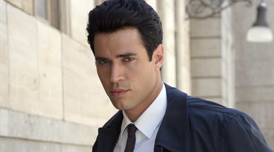 Danilo D'Agostino (Matteo Portelli) in un posato per “Il Paradiso Delle Signore 9”. Credits: Rai.