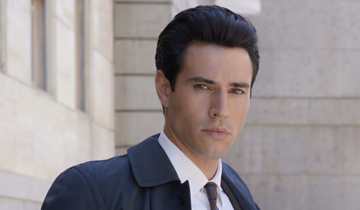 Danilo D'Agostino (Matteo Portelli) in un posato per “Il Paradiso Delle Signore 9”. Credits: Rai.