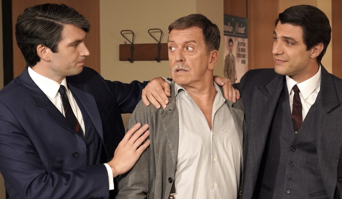 Da sinistra: Filippo Scarafia (Roberto Landi), Pietro Genuardi (Armando Ferraris) e Pietro Masotti (Marcello Barbieri) in una scena de “Il Paradiso Delle Signore 9”. Credits: Rai.