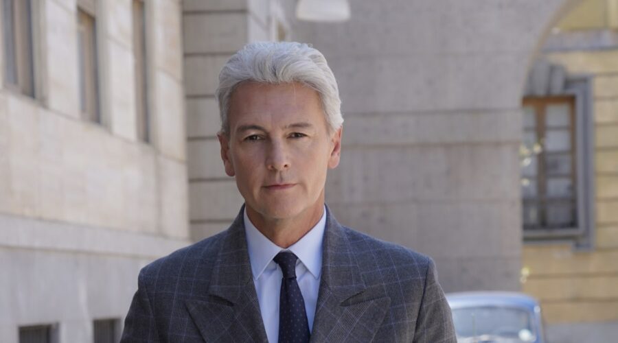 Roberto Farnesi (Umberto Guarnieri) in un posato per “Il Paradiso Delle Signore 9”. Credits: Rai.