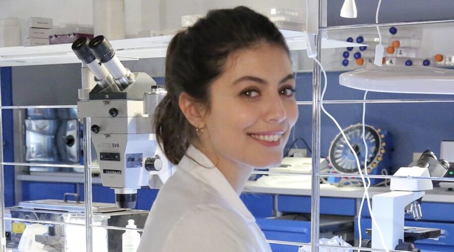 Alessandra Mastronardi (Alice Allevi) in un posato per “L'Allieva 3”. Credits: P. Bruni e Rai.