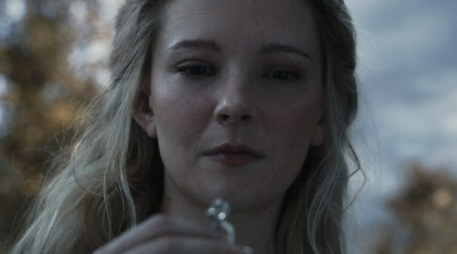 Morfydd Clark (Galadriel) in una scena del trailer de “Il Signore degli Anelli: Gli Anelli del Potere 2”. Credits: Prime Video.