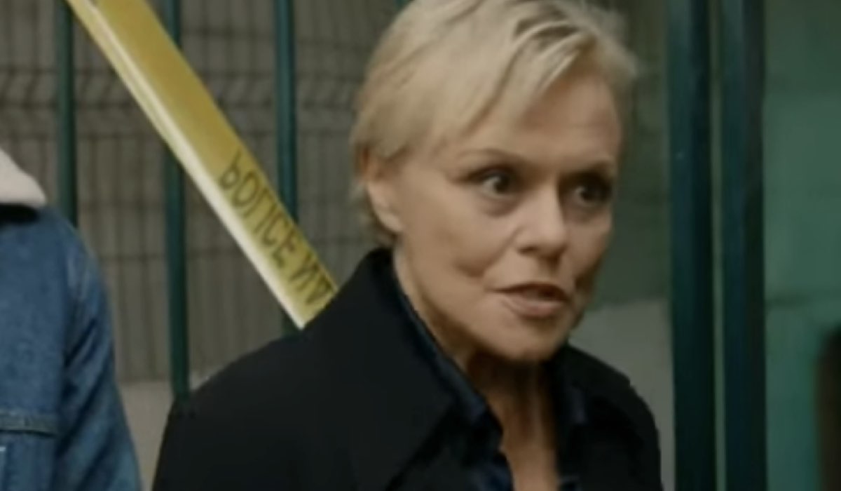 Muriel Robin (Louise Arbus) in una scena del trailer di “Master Crimes”. Credits: TF1/Rai.