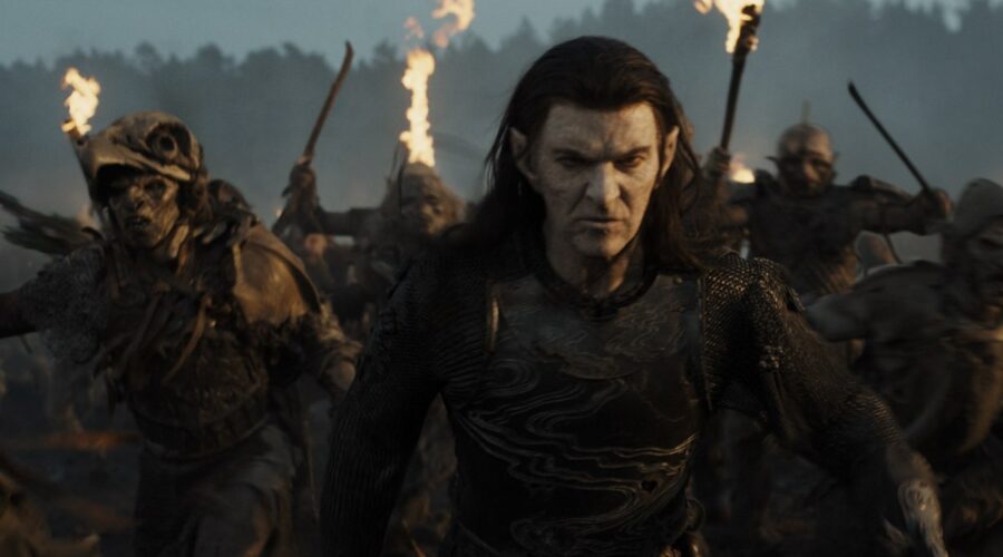 Sam Hazeldine (Adar) in una scena del trailer de “Il Signore degli Anelli: Gli Anelli del Potere 2“. Credits: Prime Video.