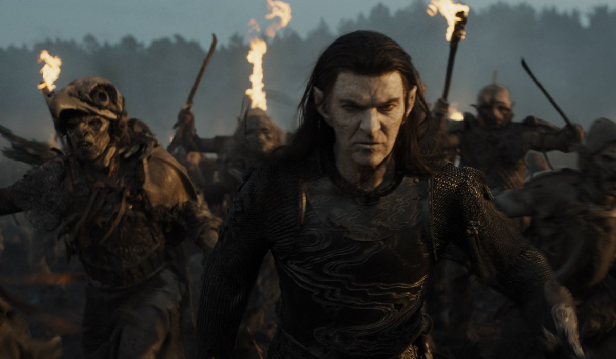 Sam Hazeldine (Adar) in una scena del trailer de “Il Signore degli Anelli: Gli Anelli del Potere 2“. Credits: Prime Video.