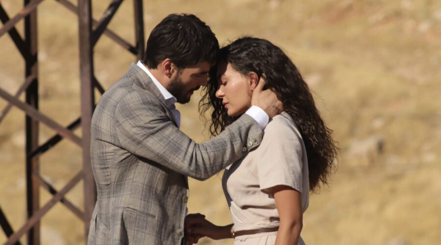 Da sinistra: Akın Akınözü (Miran Aslanbey/Şadoğlu) e Ebru Şahin (Reyyan Aslanbey/Şadoğlu) in una scena di “Hercai 2”. Credits: Real Time/Discovery+.