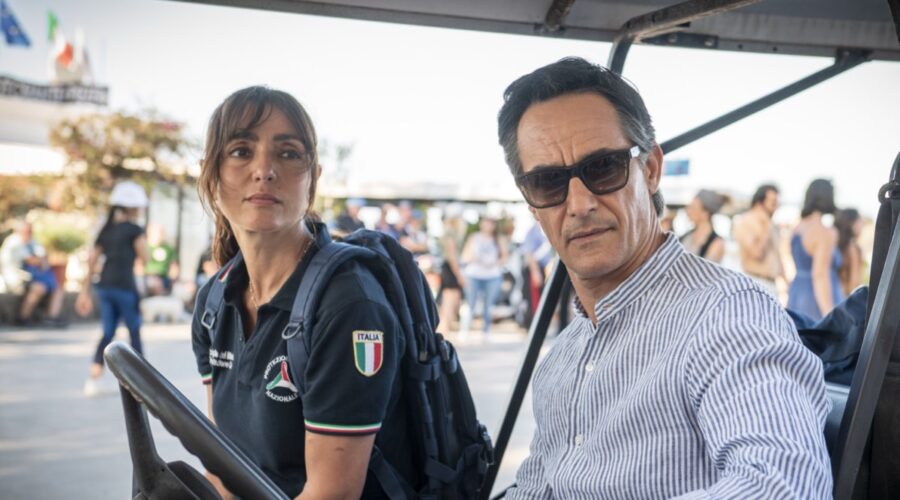 Da sinistra: Ambra Angiolini (Sara Nobili) e Peppino Mazzotta (Massimo Caruso) in una scena di “Sempre Al Tuo Fianco”. Credits: Rai.