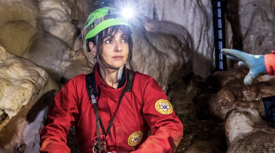 Ambra Angiolini (Sara Nobili) in una scena di “Sempre al tuo fianco”. Credits: Rai.