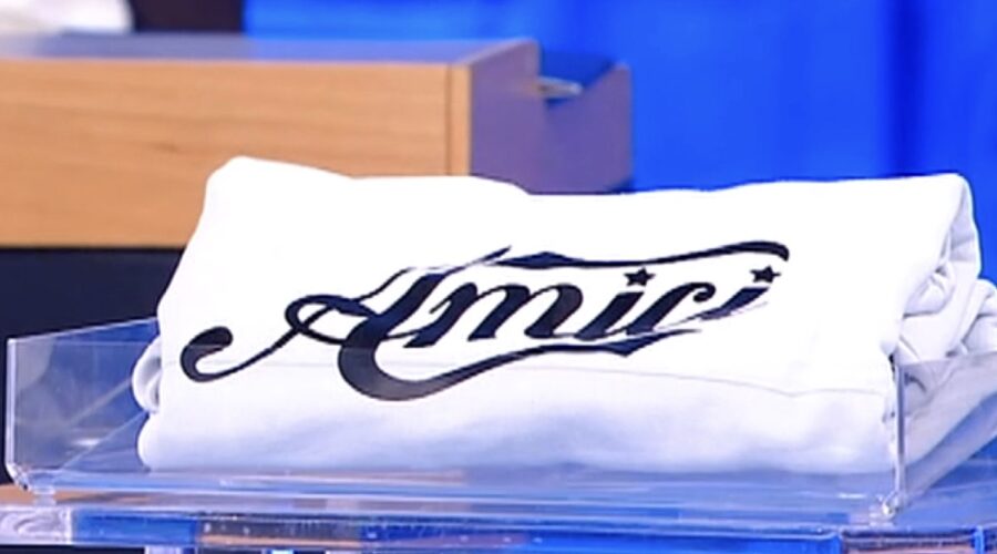 Una maglia in una puntata di ”Amici di Maria De Filippi 23”. Credits: Mediaset/Mediaset Infinity.