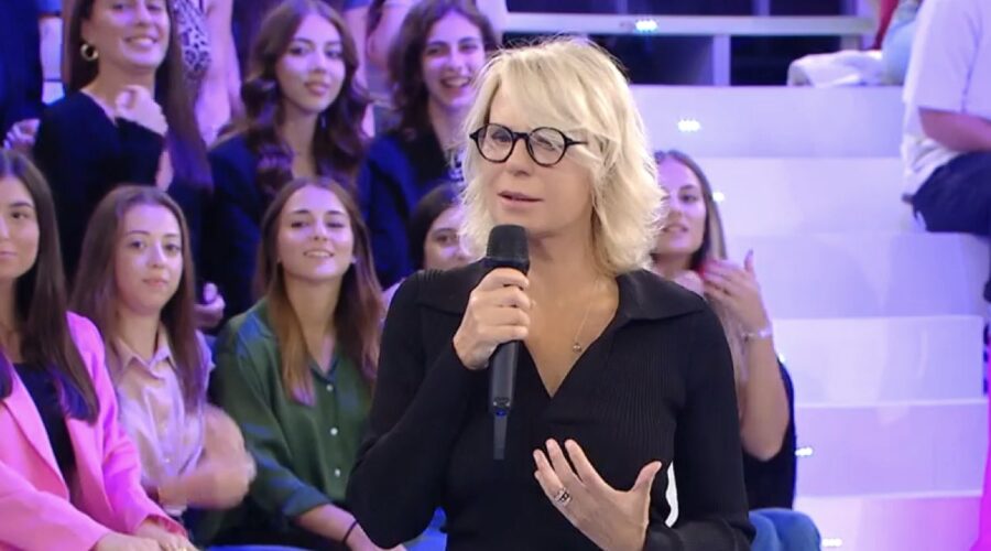 Maria De Filippi in una puntata di ”Amici di Maria De Filippi 23”. Credits: Mediaset/Mediaset Infinity.