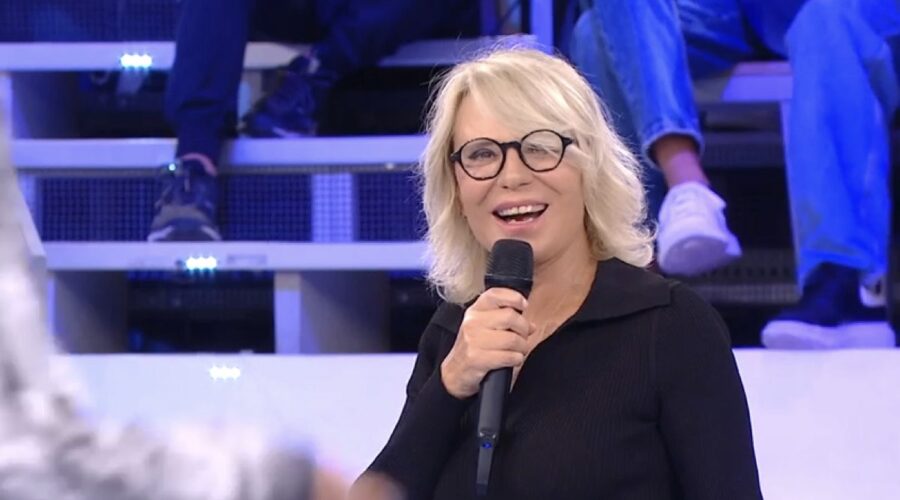 Maria De Filippi in una puntata di ”Amici di Maria De Filippi 23”. Credits: Mediaset/Mediaset Infinity.