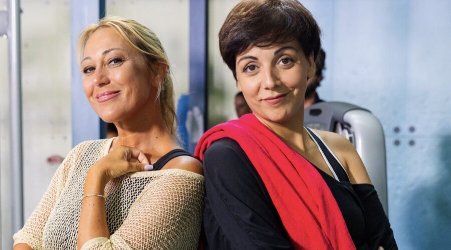 Da sinistra: Lara Sansone (Bice) e Antonella Prisco (Mariella) in una scena di “Un Posto Al Sole”. Credits: Rai.