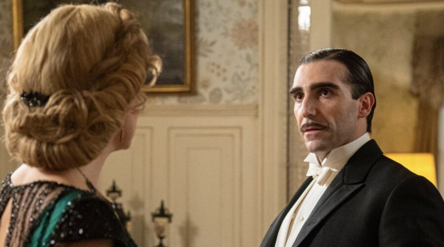 Da sinistra: Eva Martín (Cruz Ezquerdo) e Guillermo Serrano (Lorenzo De La Mata) in una scena de “La Promessa”. Credits: Bambú Producciones/RTVE/RTI Mediaset.