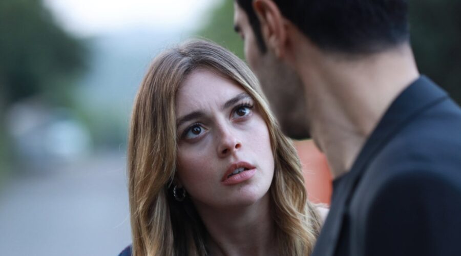 Da sinistra: Melis Sezen (Deva Nakkasoglu) e Murat Ünalmış (Gülcemal) in una scena de “La Rosa Della Vendetta”. Credits: RTI Mediaset.