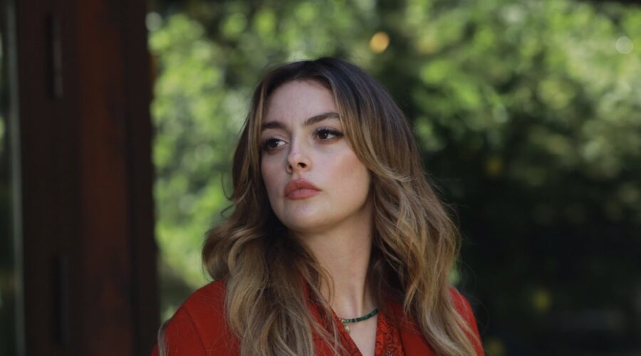 Melis Sezen (Deva Nakkasoglu) in una scena de “La Rosa Della Vendetta”. Credits: RTI Mediaset.