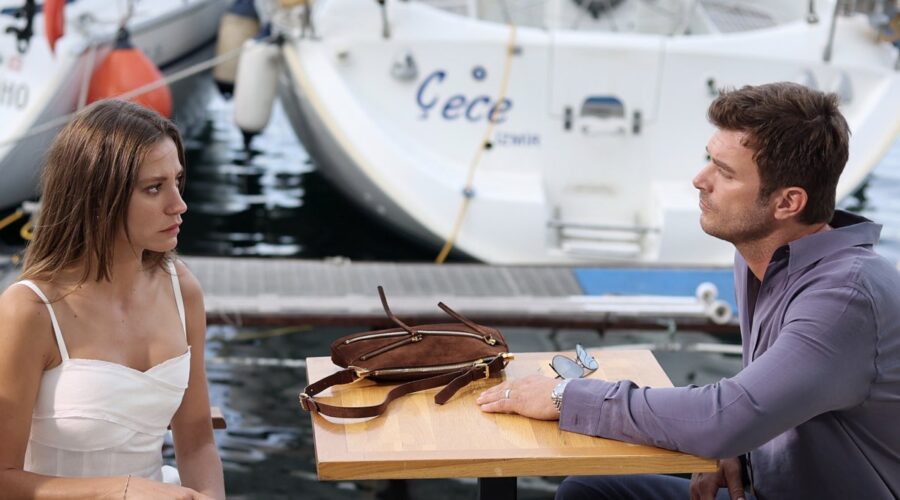 Da sinistra: Serenay Sarikaya (Devin) e Kivanç Tatlitug (Aslan) in una scena di “The Family”. Credits: RTI Mediaset.