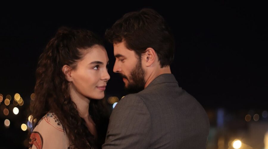 Da sinistra: Ebru Şahin (Reyyan Aslanbey/Şadoğlu) e Akın Akınözü (Miran Aslanbey/Şadoğlu) in una scena di “Hercai 2”. Credits: Real Time/Discovery+.