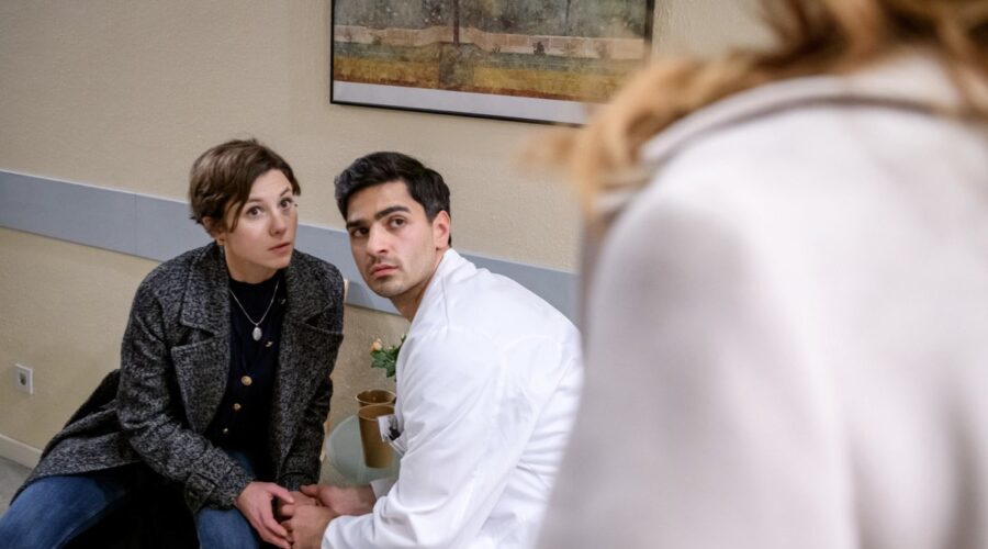 Da sinistra: Dorothée Neff (Eleni Schwarzbach) e Christopher Jan Marcel Zuschlag (Leander Saalfeld) in una scena di “Tempesta D'Amore”. Credits: Das Erste/RTI Mediaset.