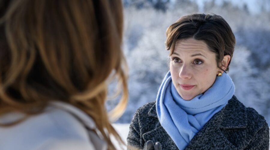Da sinistra: Daniela Kiefer (Alexandra Schwarzbach) e Dorothée Neff (Eleni Schwarzbach) in una scena di “Tempesta D'Amore”. Credits: Das Erste/RTI Mediaset.