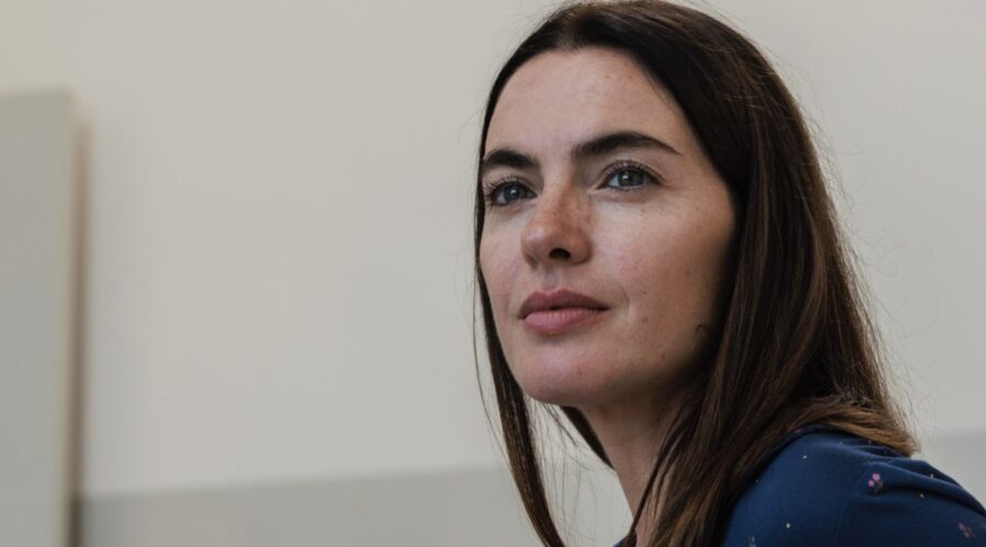 Enrica Pintore (Monica Corsaro) in una scena de “I Fratelli Corsaro“. Credits: Mediaset.