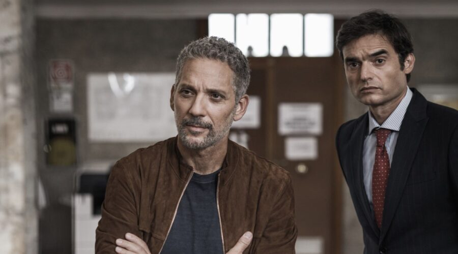 Da sinistra: Giuseppe Fiorello (Fabrizio Corsaro) e Paolo Briguglia (Roberto Corsaro) in una scena de “I Fratelli Corsaro“. Credits: Mediaset.