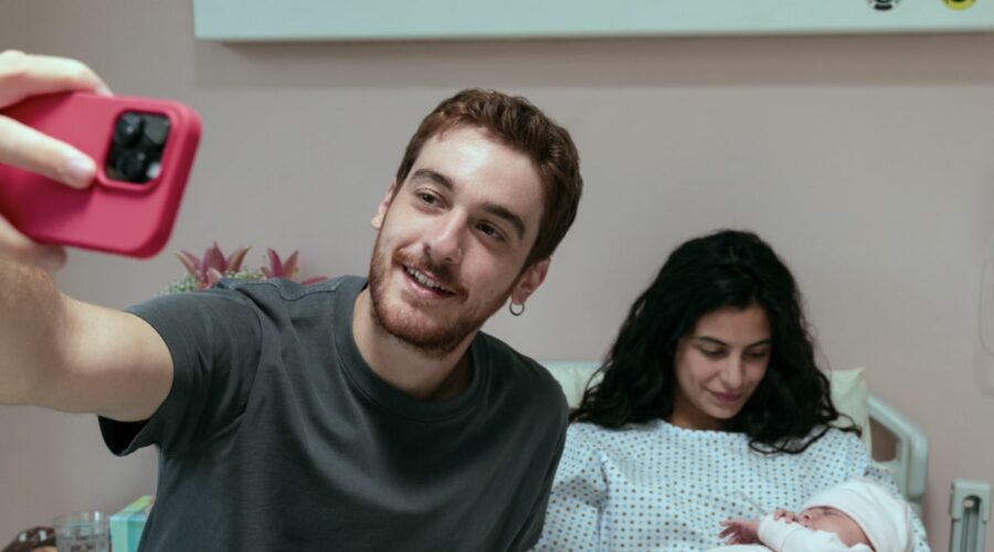 Da sinistra: Federico Cesari (Daniele) e Fotinì Peluso (Nina) in una scena di “Tutto Chiede Salvezza”. Credits: Monica Chiappara/Netflix © 2024.