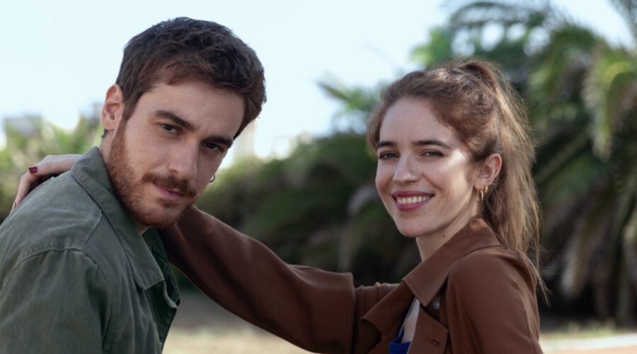 Da sinistra: Federico Cesari (Daniele) e Valentina Romani (Angelica) in una scena di “Tutto Chiede Salvezza”. Credits: Netflix © 2024.