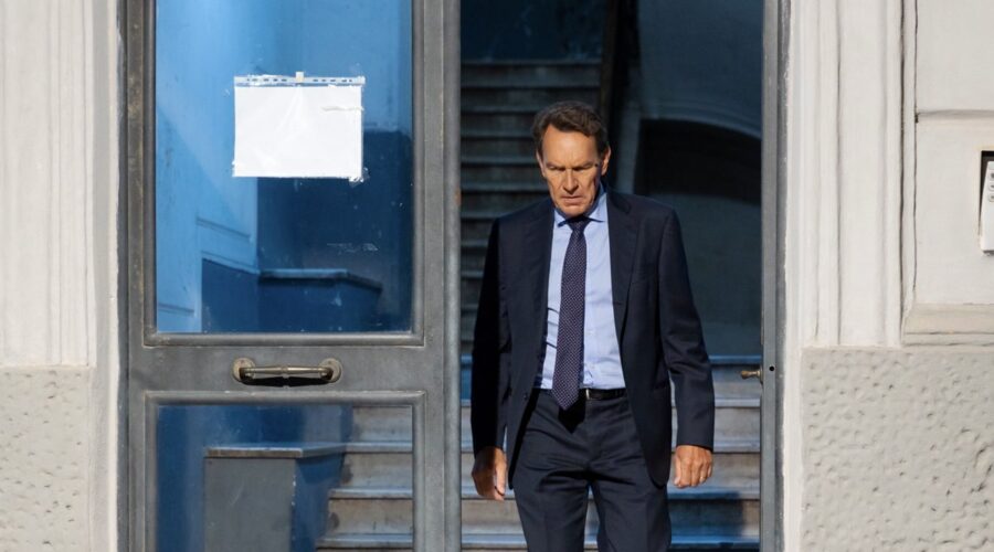 Riccardo Polizzy Carbonelli (Roberto Ferri) in una scena di “Un Posto Al Sole” Credits: Rai.