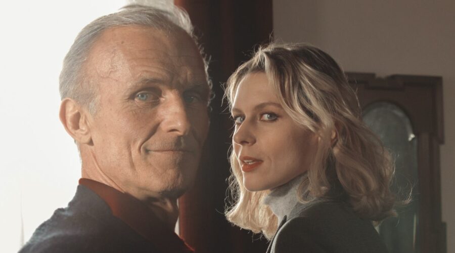 Da sinistra: Richard Sammel (Gerhard Kofler) e Elena Radonicich (Eva Kofler) in una scena di “Brennero”. Credits: Rai.