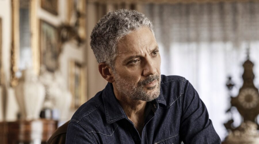 Giuseppe Fiorello (Fabrizio Corsaro) in una scena de “I Fratelli Corsaro“. Credits: Mediaset.