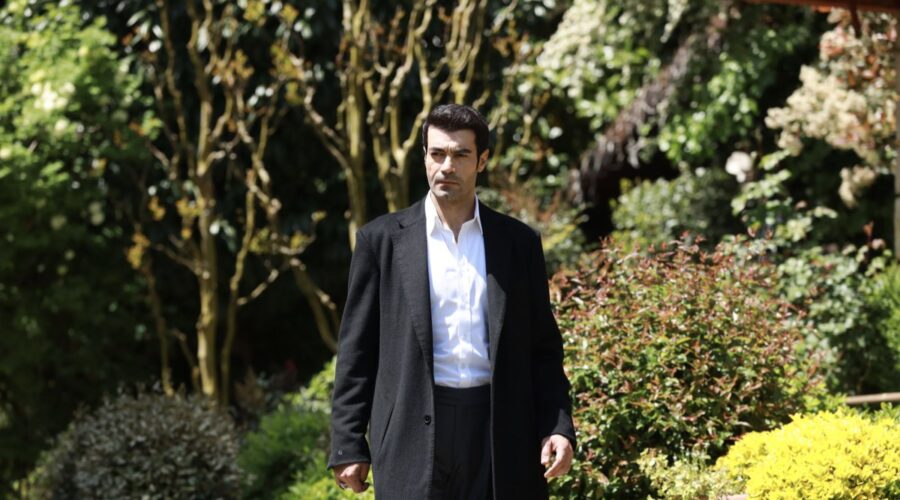 Murat Ünalmış (Gülcemal) in una scena de “La Rosa Della Vendetta”. Credits: RTI Mediaset.