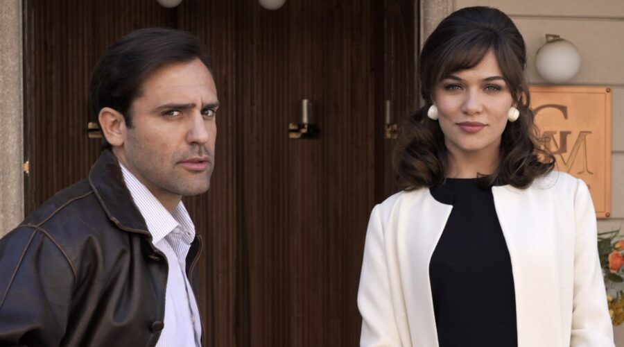 Da sinistra: Thomas Santu (Enrico Brancaccio) e Gloria Radulescu (Marta Guarnieri) in un posato per “Il Paradiso Delle Signore 9”. Credits: Rai.
