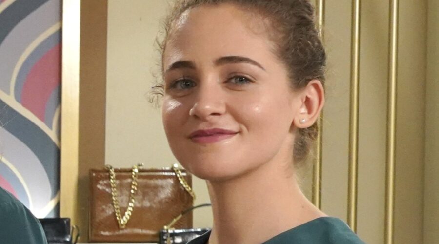Giulia Sangiorgi (Mirella Vanni) in un posato per “Il Paradiso Delle Signore 9”. Credits: Rai.