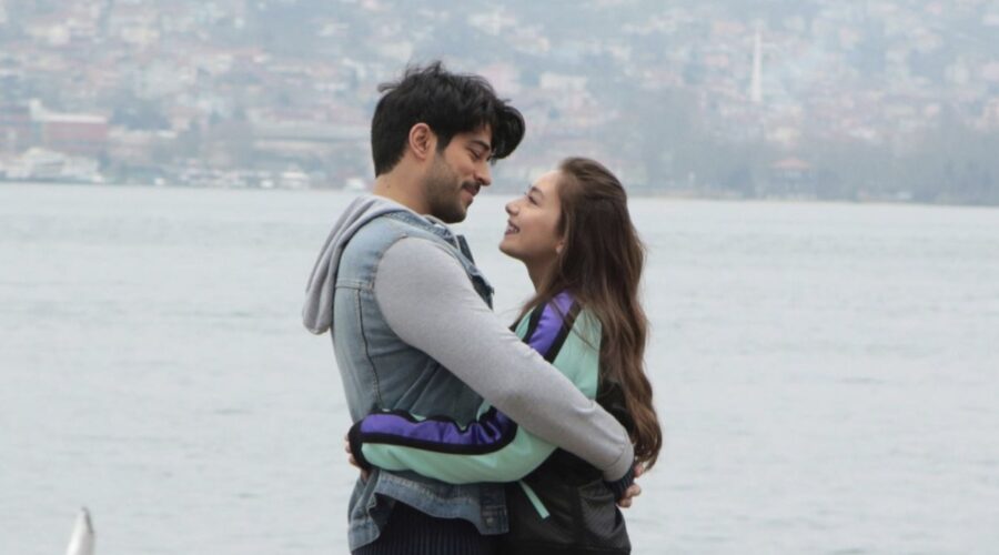 Da sinistra: Burak Özçivit (Kemal Soydere) e Neslihan Atagül (Nihan Sezin) in una scena di “Endless Love”. Credits: RTI Mediaset.