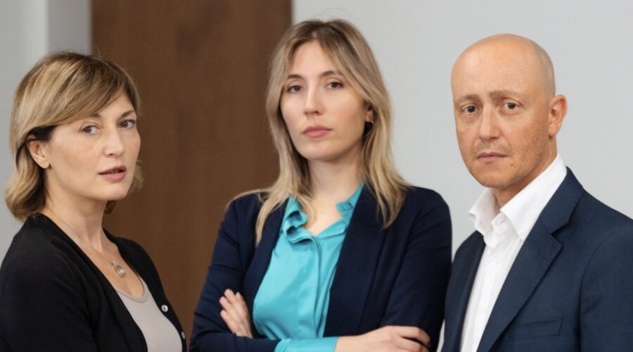 Da sinistra: Chiara Conti (Lara), Marta Anna Borucinska (Ida) e Francesco Vitielo (Diego) in una scena di “Un Posto al Sole” Credits: Rai.